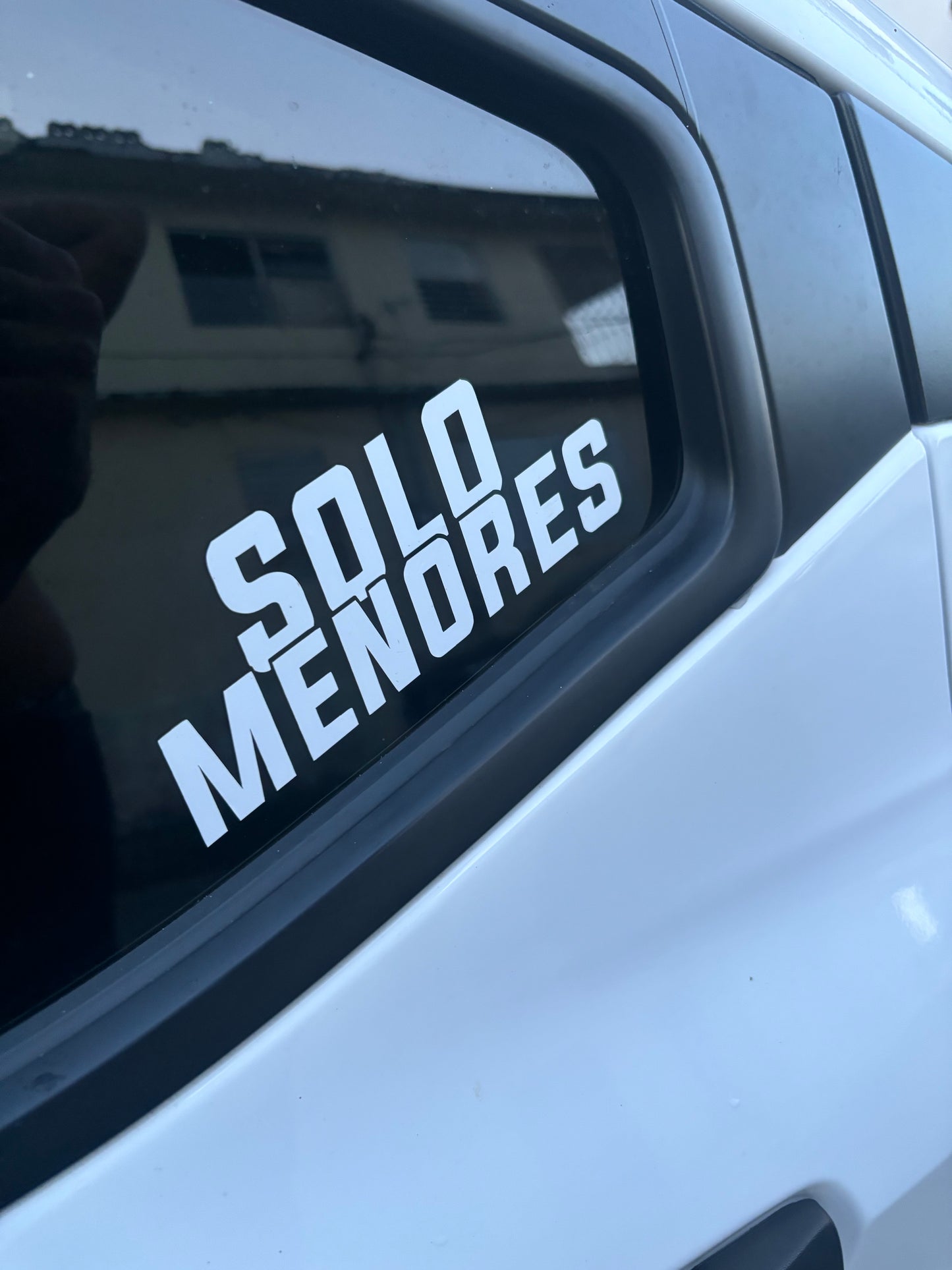 Solo menores sticker